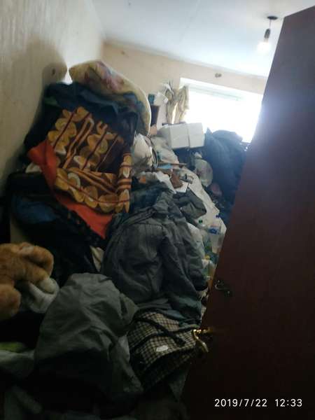 У Луцьку бруднуль змусили прибирати захаращені квартиру та під'їзд (фото)