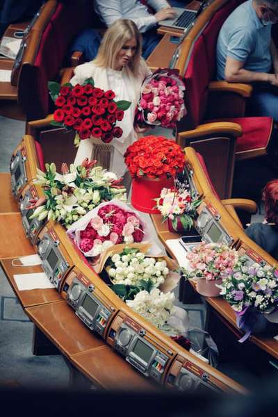 Квіткова вакханалія в Раді: «слуги народу» привітали депутатку зі святом (фото)