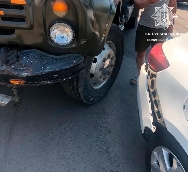 У Луцьку ЗІЛ «наздогнав» Renault (фото)