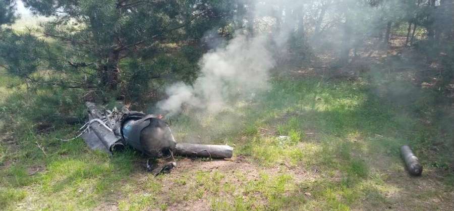 На Дніпропетровщині збили російську ракету: вона впала на галявині (фото)