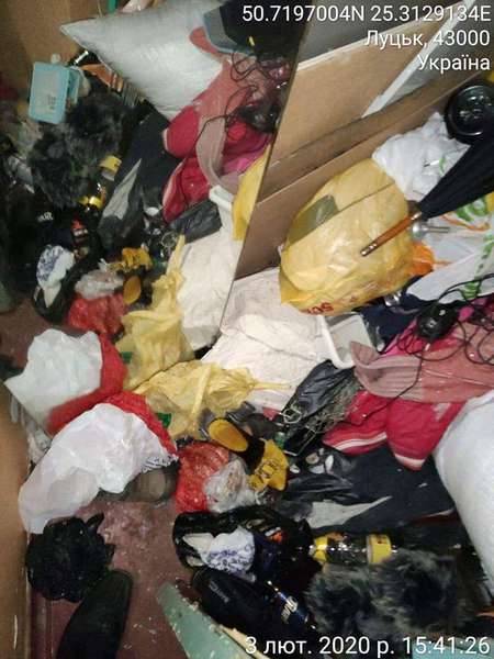 Сморід і антисанітарія: лучани скаржаться на сусіда, який закидав квартиру сміттям (фото)
