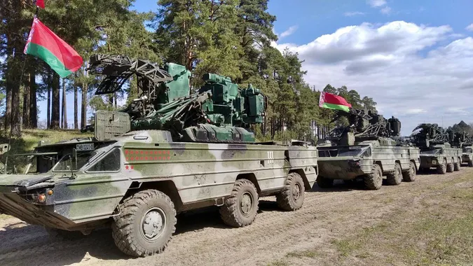 Мінімум до 11 вересня: Білорусь продовжила військові навчання (відео)