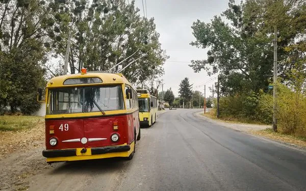 У Луцьку 50-річний тролейбус-раритет рятує «рогатих побратимів» (фото)