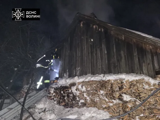 У Любешеві спалахнула господарська будівля (фото)