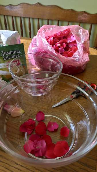 Як я готувала трояндове варення