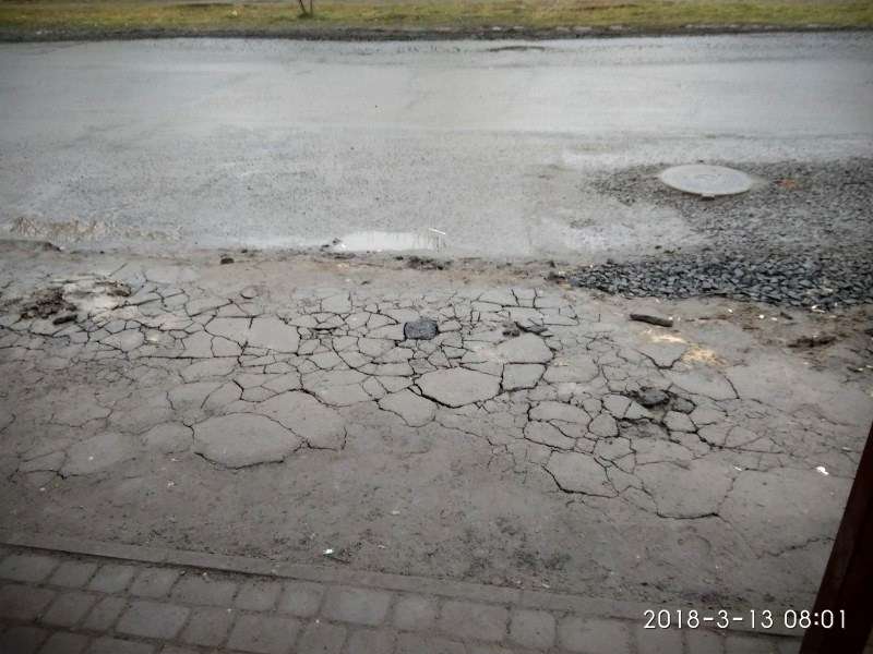 Лучани скаржаться на жахливий стан дороги біля зупинки (фото)