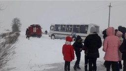 На Волині у снігову  пастку потрапив автобус з дітьми (відео)