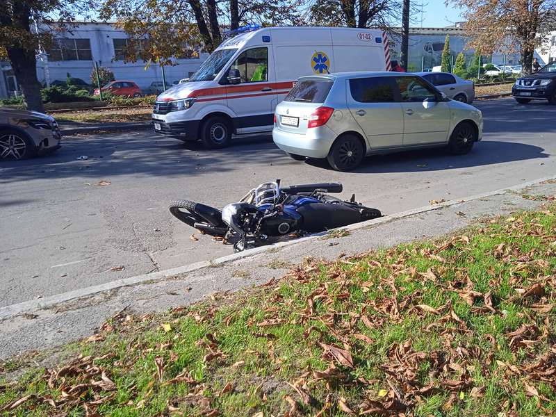 ДТП У Луцьку: авто зіткнулося з мотоциклом (фото, відео)