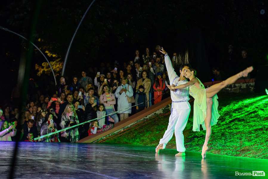 Містично і романтично: у луцькому парку танцювала прима-балерина (фото)