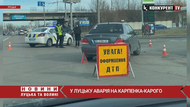 У Луцьку біля АЗС зіткнулися Renault та Mitsubishi (відео)
