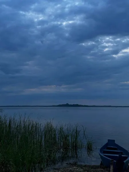 Дивовижно і привабливо: показали атмосферні світлини із захмареного Світязя (фото)