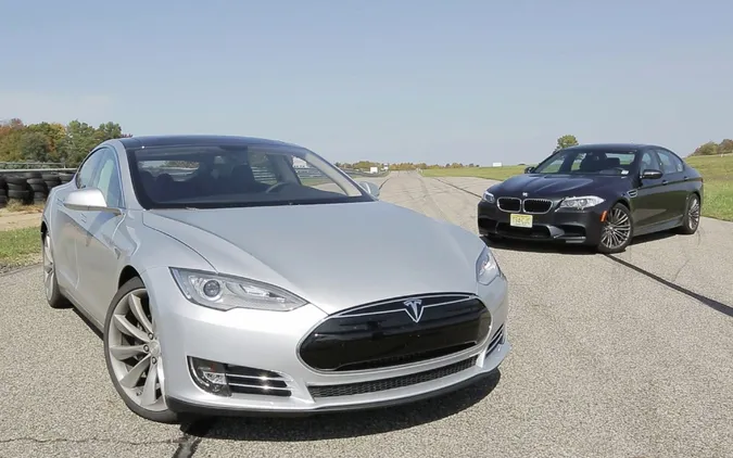Tesla побила рекорд із продажу електрокарів