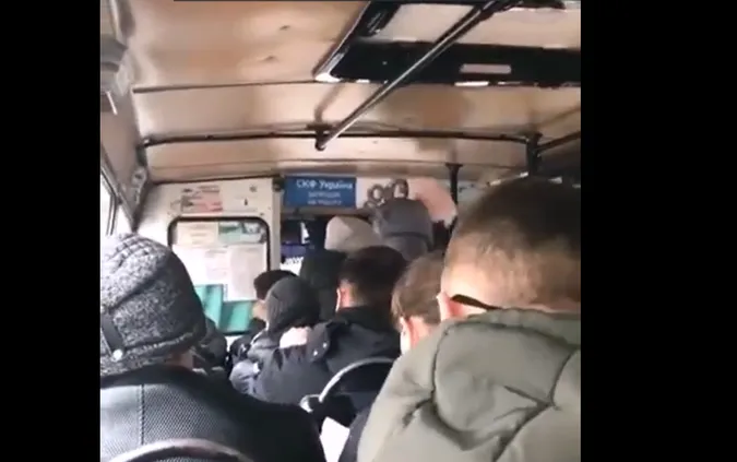 У луцькій маршрутці трапився конфлікт через маску