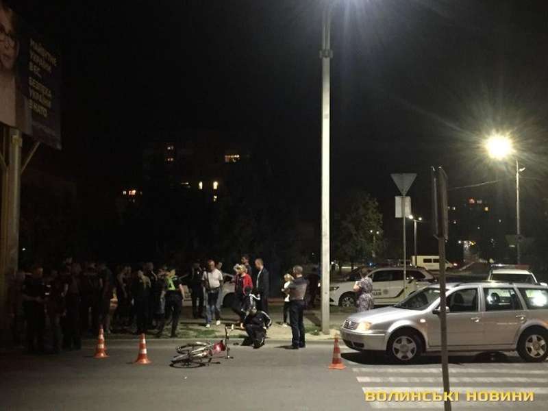 У Луцьку на перехресті зіткнулися іномарка та велосипедист (фото)