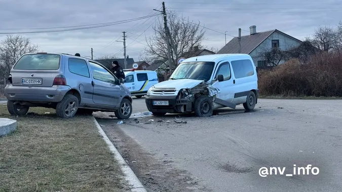 Citroen «влупився» у Reno: у Нововолинську сталася аварія через пʼяну водійку (фото)