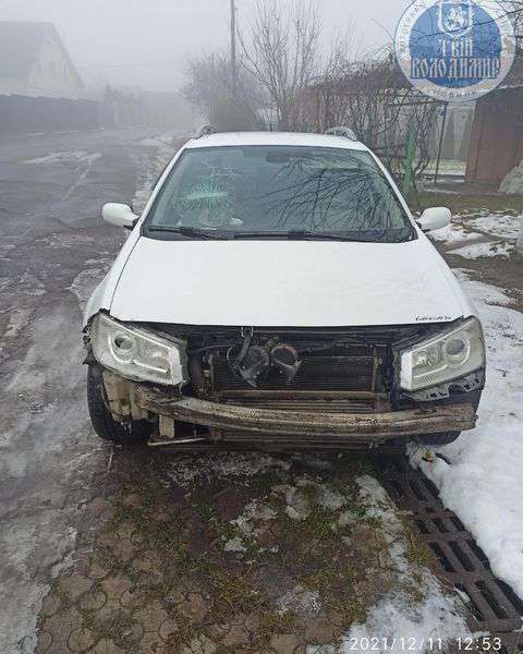 Зняв номерні знаки і втік: у Володимирі п'яний таксист в'їхав у авто (фото)