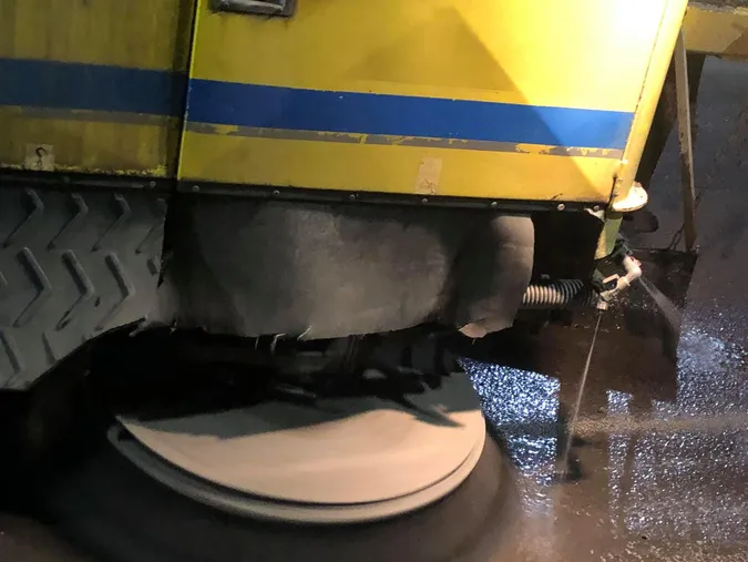 У Луцьку прибирають вулиці й тротуари після зими (фото)