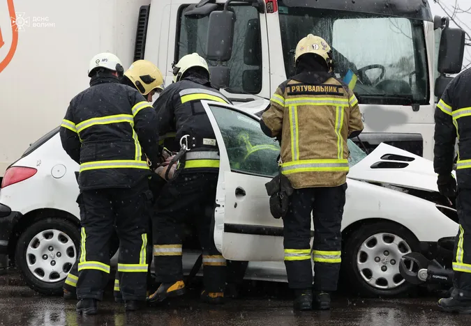 Тіло водія витягали з розтрощеного авто: деталі смертельної аварії під Луцьком (фото)
