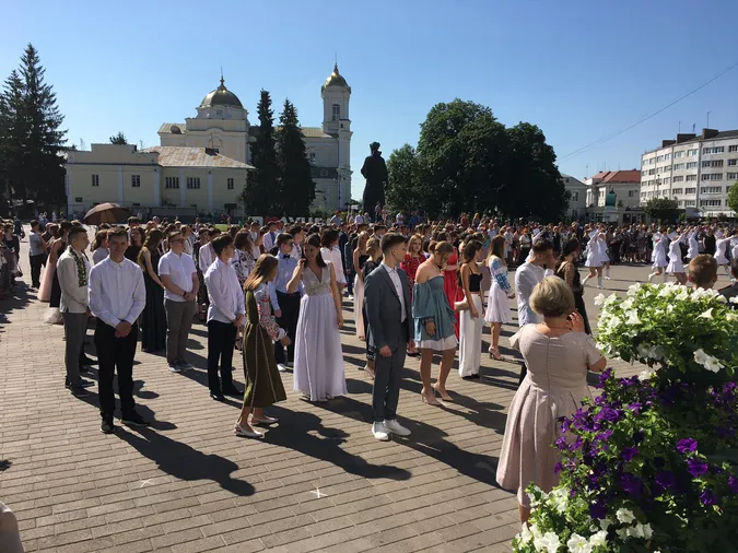 У центрі Луцька випускникам вручають медалі (фото, відео)