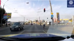 У Луцьку патрульні покарали велосипедиста, який проїхав на червоне світло (відео)