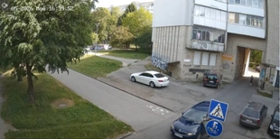 Не розминулись: у Луцьку на проспекті Молоді «самокатчик» влупився в легковик (відео)