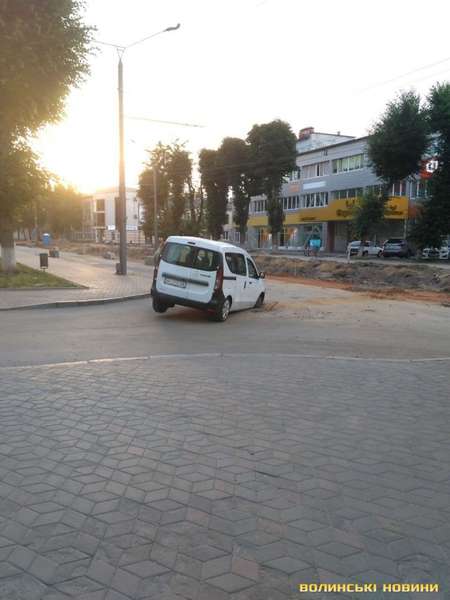 Авто потрапило у пастку на проспекті Волі у Луцьку (фото)