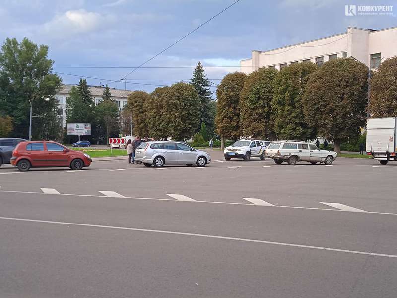 Аварія біля «історичного» спричинила величезний затор у центрі Луцька (фото)
