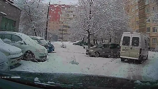Стояв припаркований у дворі: мікроавтобус протаранив легковик та втік (відео)