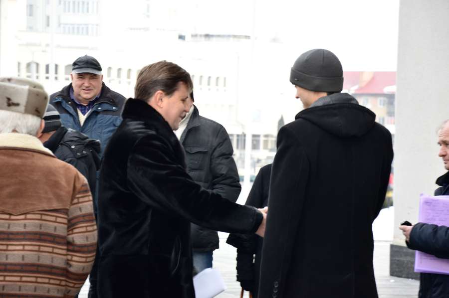 Олександр Омельчук був першим депутатом, якого я зустрів перед входом у Волиньраду...