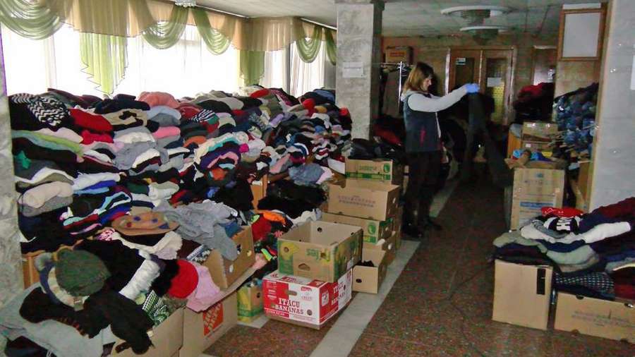 У волонтерському пункті в Луцьку відкрили нову «соціальну вітрину» із взуттям (фото)