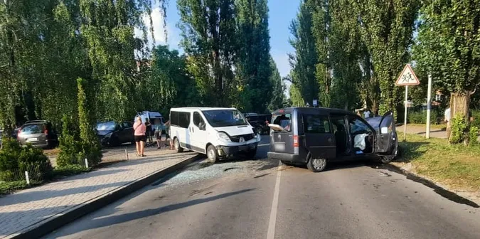 Виїхав на «зустрічку»: у Луцьку п'яний на «опелі» протаранив бус (фото)