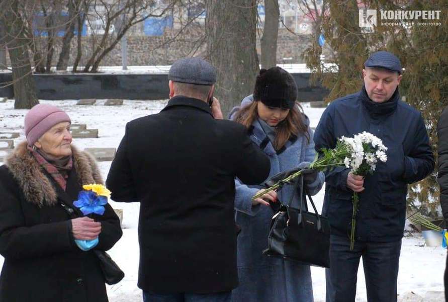 Квіти і Вічний вогонь: Луцьку вшанували пам'ять жертв Другої світової війни (фото, відео)