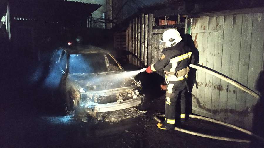 У Маневичах в гаражі згорів автомобіль (фото)