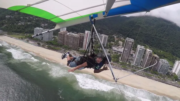 Ексдепутат Луцькради літав на дельтаплані над Ріо-де-Жанейро (відео)