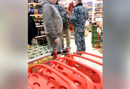 У Луцьку в супермаркеті чоловік відкоркував шампанське і відмовився за нього платити (відео 18+)