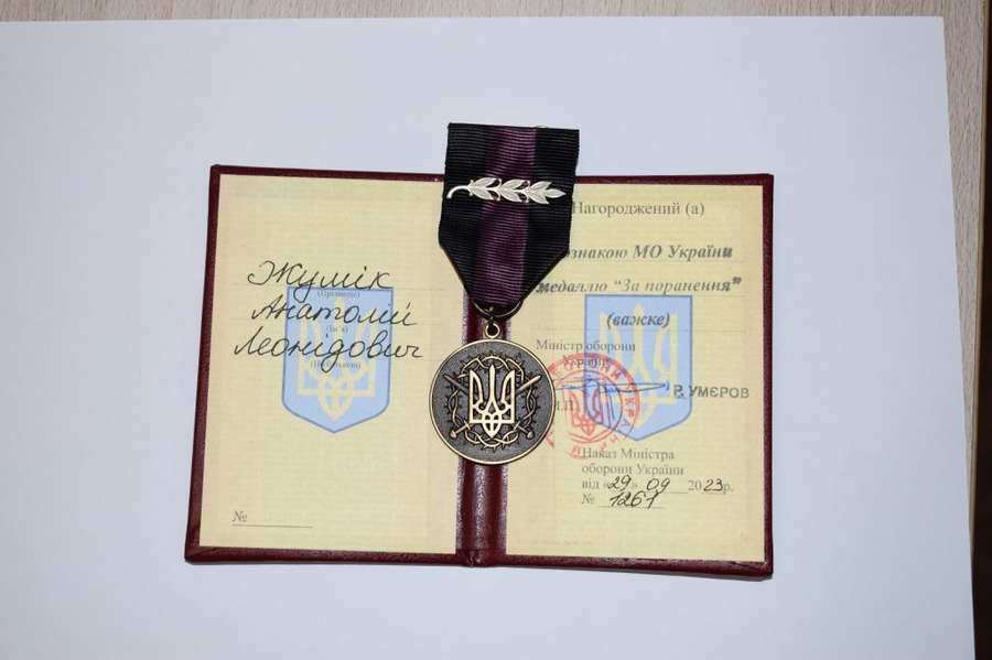 Матері пораненого волинського бійця вручили медаль від Міністра оборони