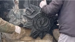 У Володимирі знімають радянські зірки на площі Героїв (фото,  відео оновлено)