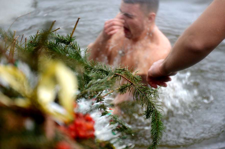 Як у Луцьку віряни занурювалися на свято Хрещення (фото)