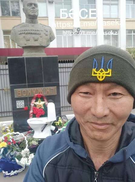 Унітаз для маршала Жукова: у Казахстані активіст оригінально привітав з «Дньом побєди»