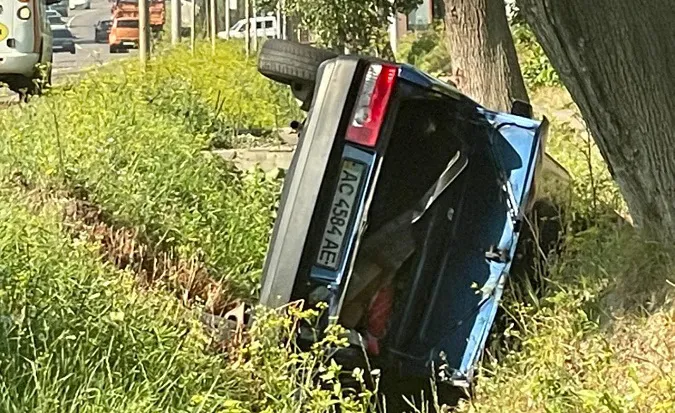 У Рованцях ВАЗ злетів у кювет (відео)