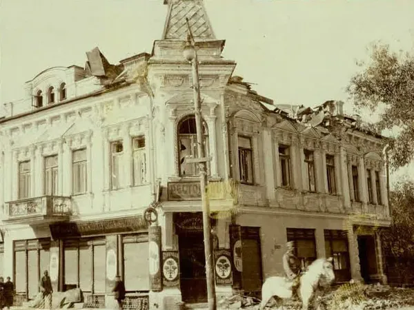 Зруйнована будівля ресторану. Ріг сучасних вулиць Кривий Вал і Лесі Українки, 1914-1918 рр.