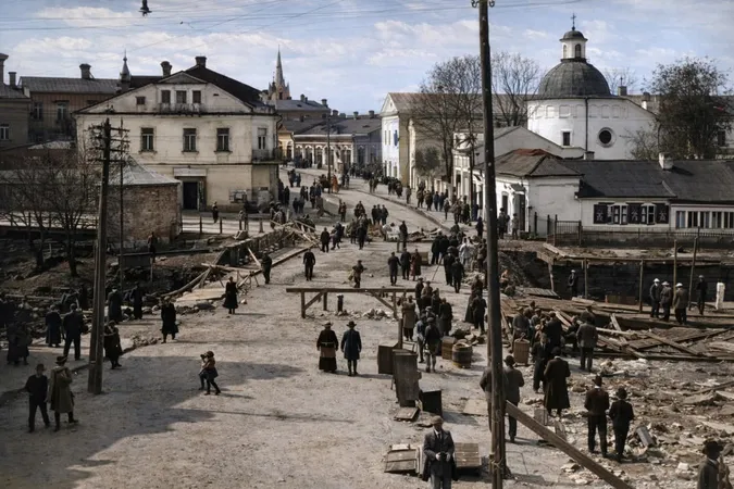 Рідкісний ракурс: показали унікальне фото знищеного Братського мосту в Луцьку