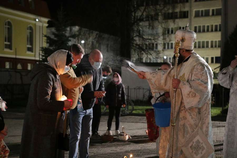 Як у Свято-Троїцькому соборі вночі паски освячували (фото)