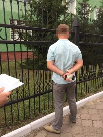 З'явилося фото й відео затримання слідчого-хабарника в Луцьку 