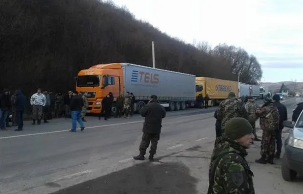 Активісти знімають блокаду фур на Закарпатті