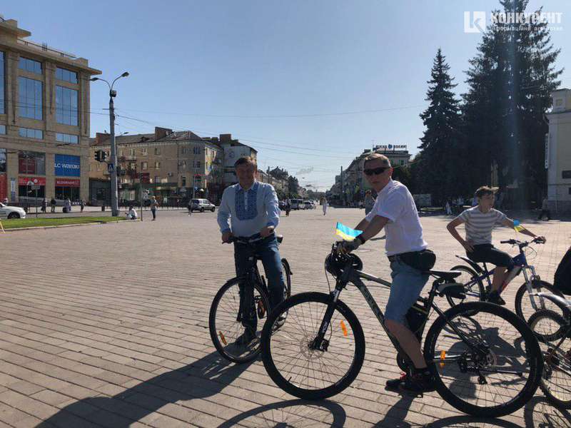 Луцьк святкує активно: на міські вулиці виїхали велосипедисти у вишиванках (ФОТО)