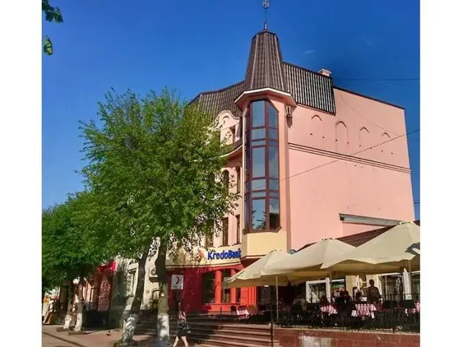 У центрі Луцька продають будівлю банку (фото)