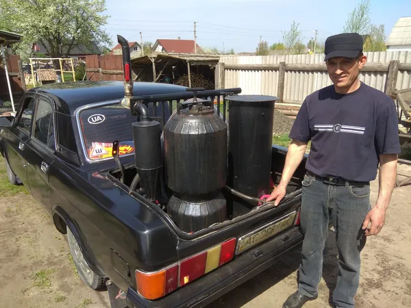 На Волині помітили легковик на дровах: кому він належить (відео)