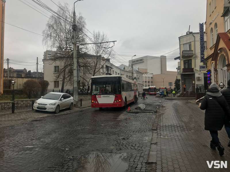 У центрі Луцька зламався й перегородив дорогу «рогатий» (фото)