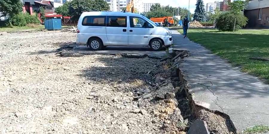 Острівець непокори: у Луцьку через припарковане авто не змогли зняти асфальт (фото)
